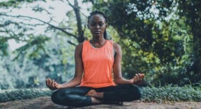 mulher meditando com práticas de mindfulness