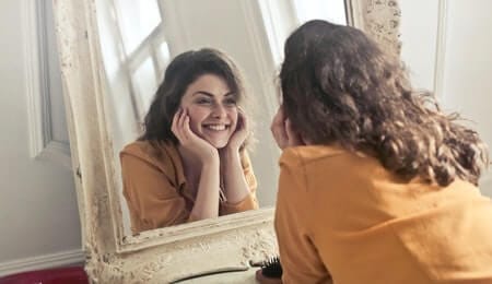 como viver com depressão sorrindo no espelho