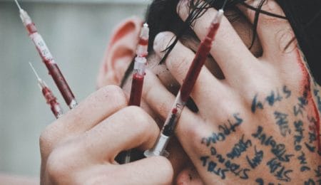 seringas com sangue menino se automutilando suicídio