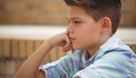 menino pensativo e triste - depressão na infância e adolescência