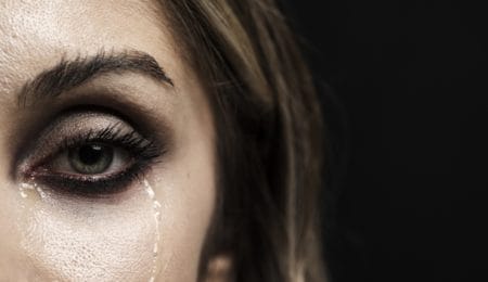 mulher triste, chorando