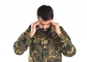 soldado sente sintomas de estresse pós traumático após a guerra