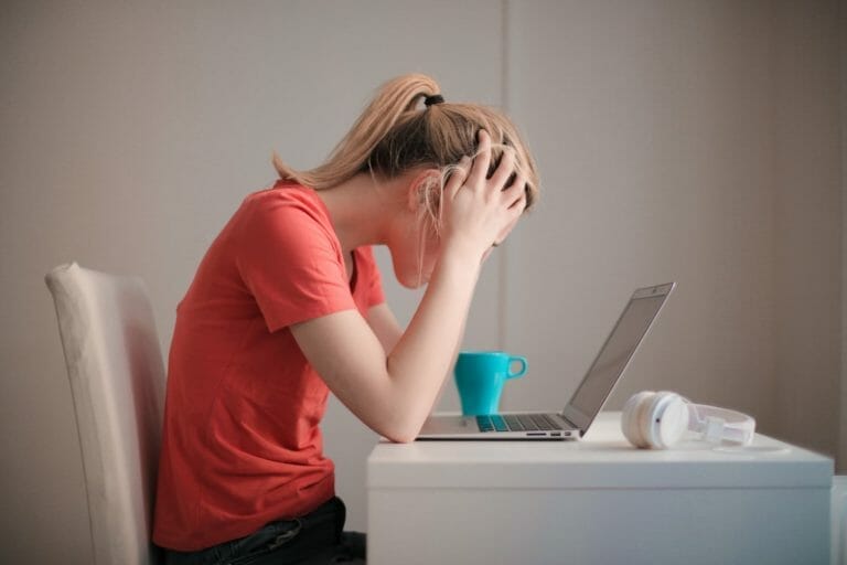 mulher em frente ao computador tem sintomas de ansiedade