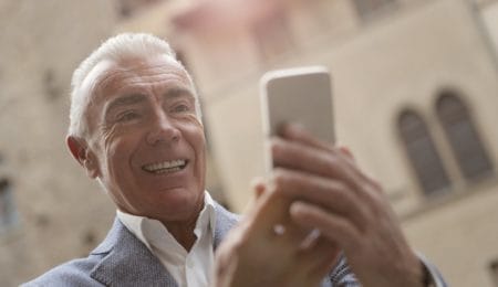 Homem Idoso usando o celular para psicoterapia online