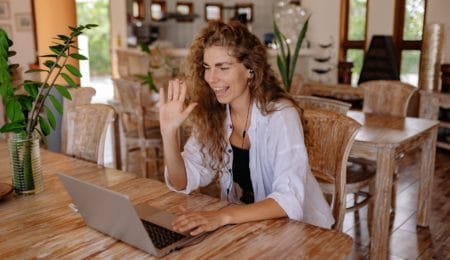mulher fazendo psicoterapia online
