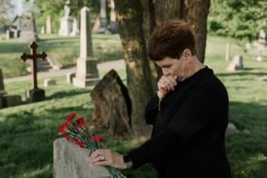 mulher em luto no cemitério