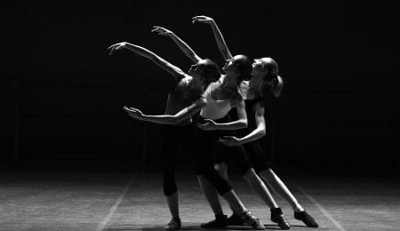 bailarinas se movimentando harmoniosamente, linguagem corporal