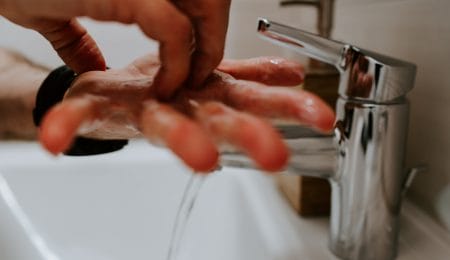 pessoa com toc lavando as mãos compulsivamente