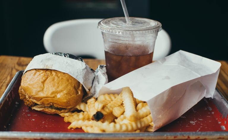 fast food está entre os alimentos para depressão que devem ser evitados