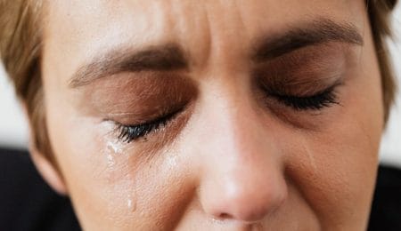 mulher triste chorando com transtorno de estresse pós traumático