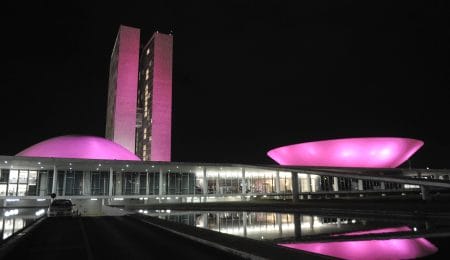 congresso nacional iluminado pelo outubro rosa