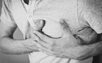 homem com dor no peito ataque cardíaco