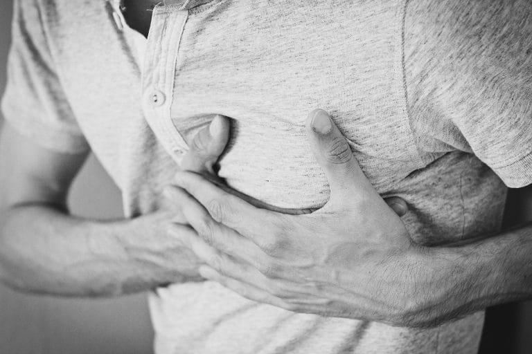 Doenças psicossomáticas - homem com dor no peito