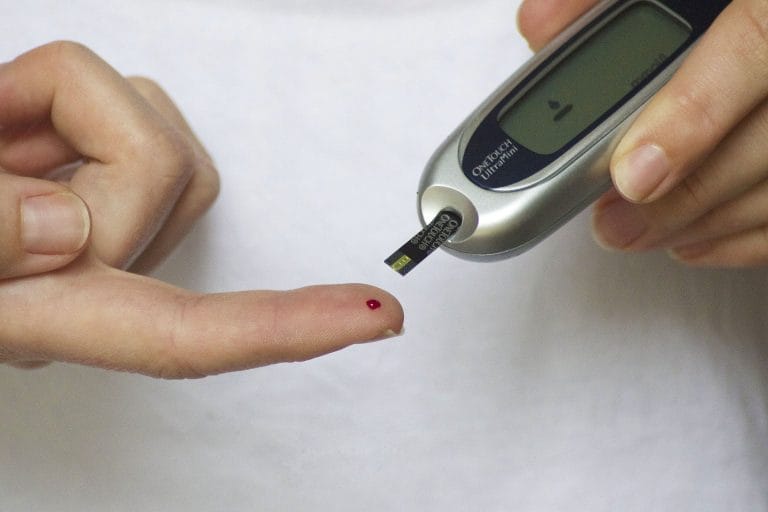 pessoa medindo seu nível de glicose para controlar sua diabetes