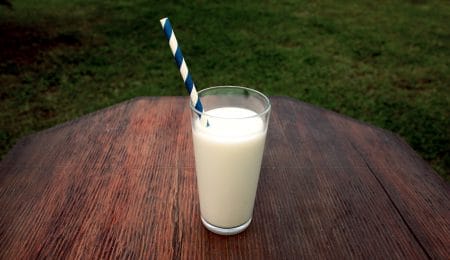 copo com leite de origem animal