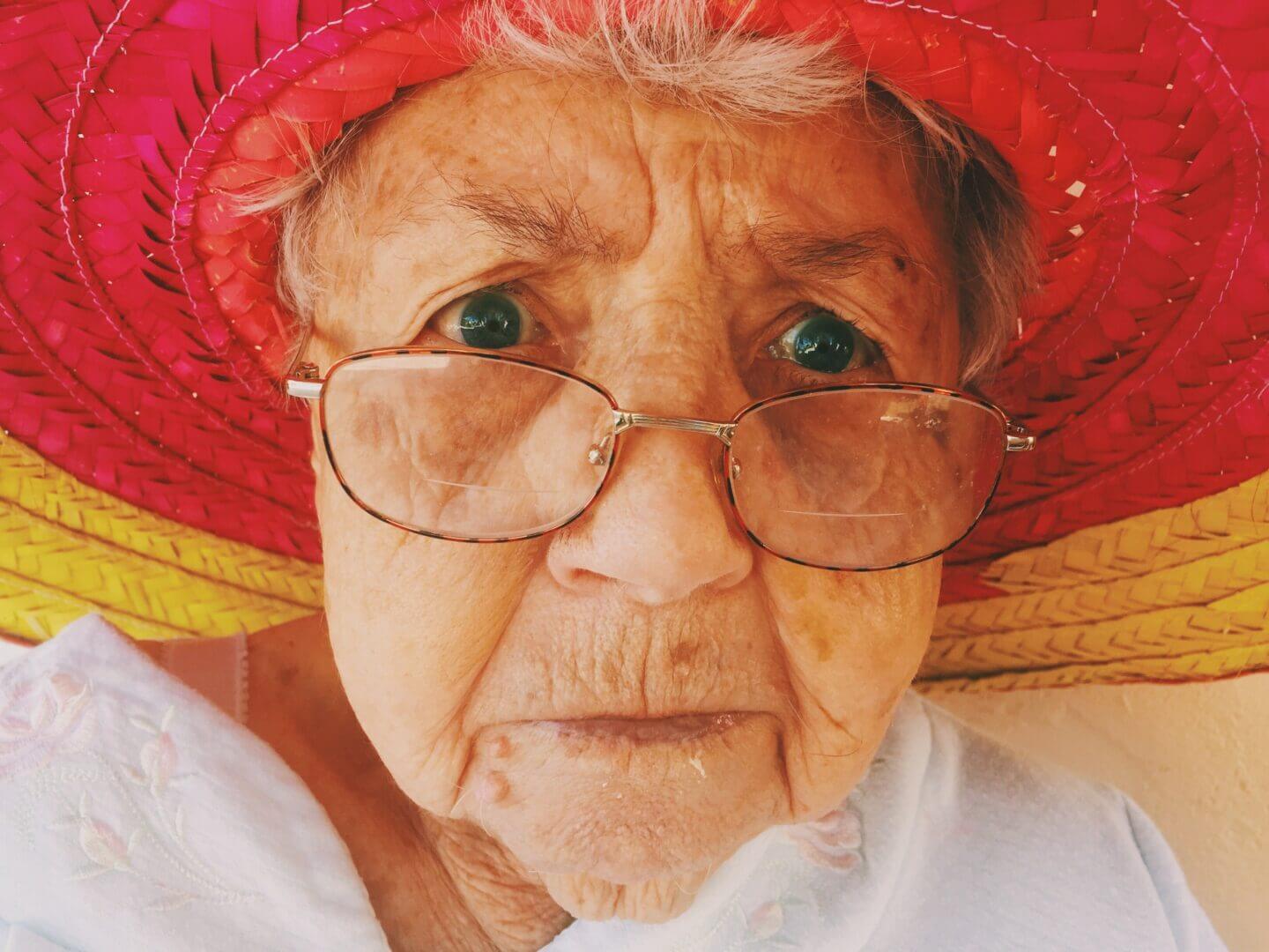 foto de uma idosa para representar uma pessoa com menopausa