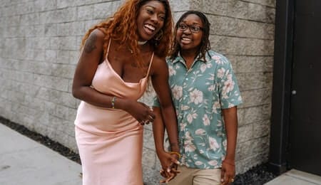casal negro expressando muita felicidade