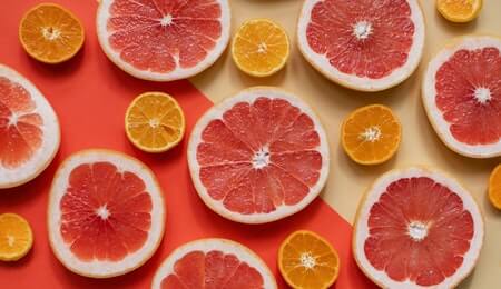 toranjas e laranjas cortadas em fatias lado a lado mesa