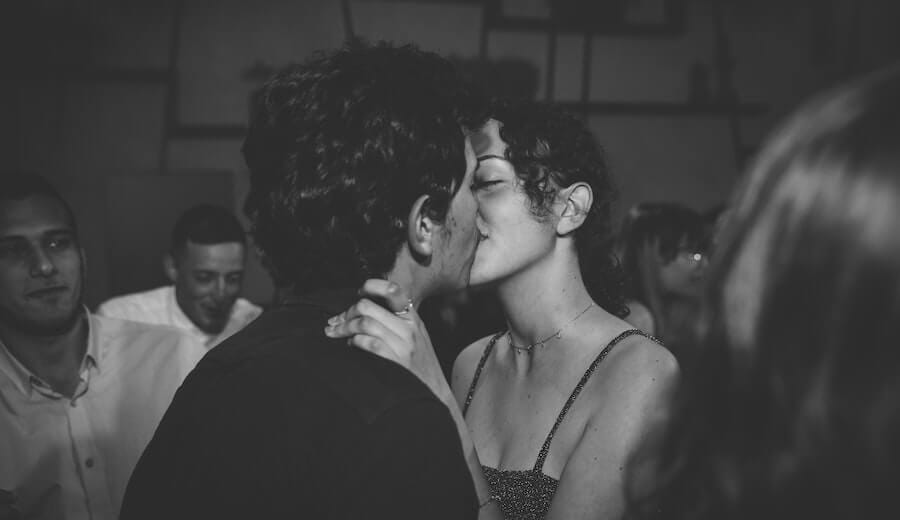 foto de um casal se beijando para demonstrar como é transmitida a mononucleose