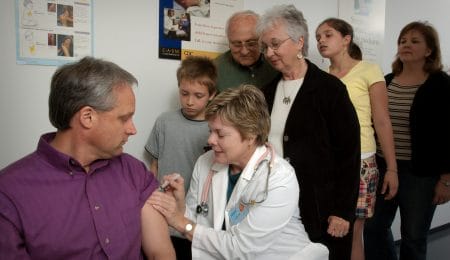fila para tomar vacina com enfermeira