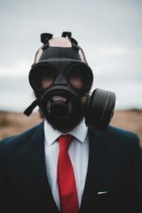 homem de máscara tóxica
