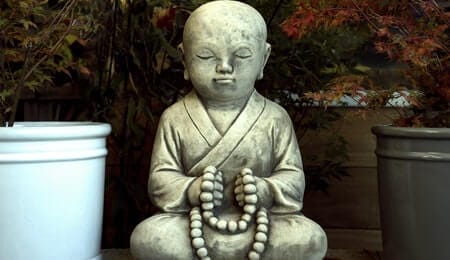 estátua monge meditação