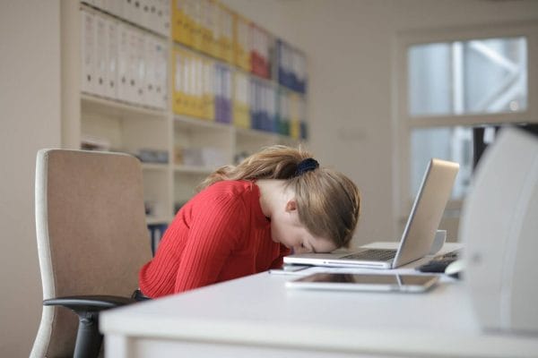 Sono e cansaço excessivo: 10 causas e como lidar
