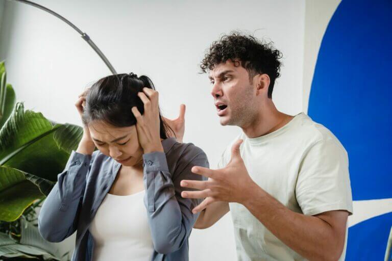 alienação parental homem gritando com a adolescente de forma agressiva
