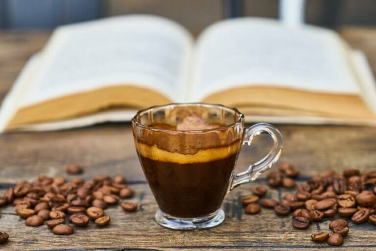 cafeína em uma xícara de café