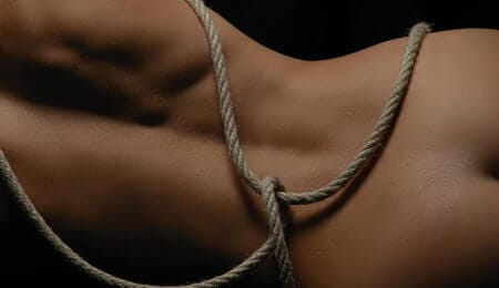fetiche em bdsm corpo com cordas amarradas