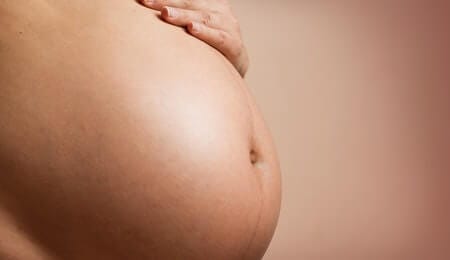 psicologia perinatal mulher mostrando a barriga grávida