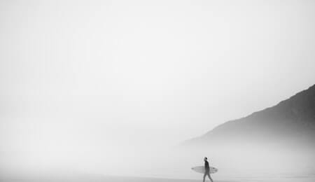 névoa mental surfista no meio da névoa
