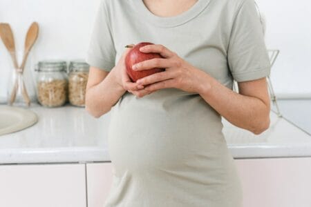 mulher com desejo de gravidez segurando uma maçã