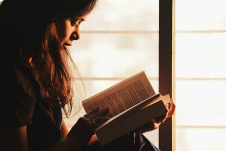 mulher lendo um livro como técnica para relaxar a mente