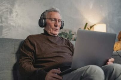 idoso aproveitando vantagens da terapia online