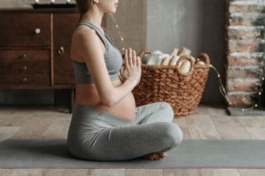 mãe de primeira viagem meditando enquanto está grávida