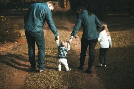 família passeando e conciliando o casamento e o filhos