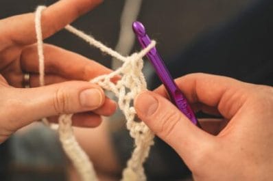 Pessoa Segurando Uma Agulha De Crochê