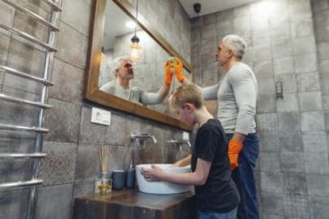 pai e filho limpando o banheiro 