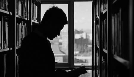saúde mental durante o mestrado estudante lendo livros