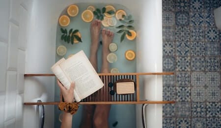 como manter o autocuidado lendo um livro enquanto relaxa na banheira
