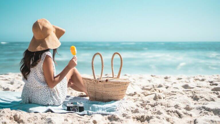 mulher sentada na praia para relaxar a mente