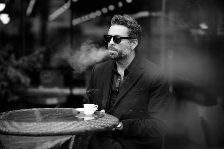 homem com masculinidade tóxica sentado fumando