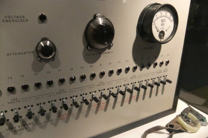foto da caixa elétrica usada no experimento de milgram