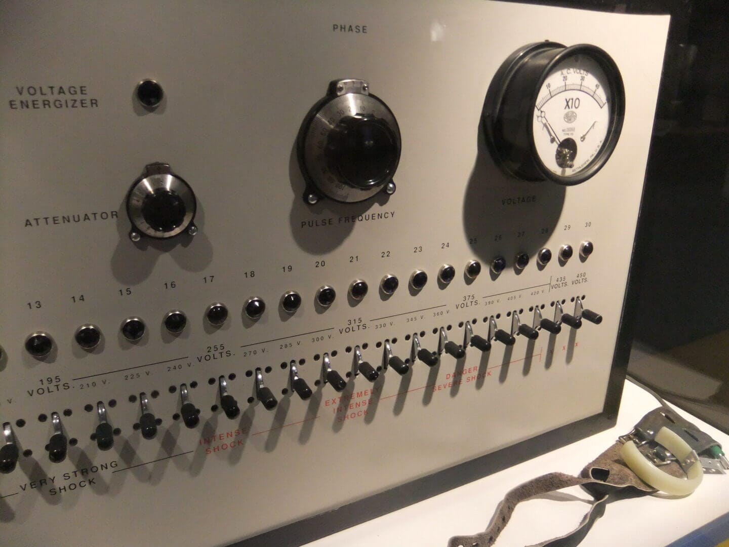 O experimento de Milgram: limites da autoridade e obediência