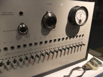 O experimento de Milgram: como a autoridade afeta a obediência