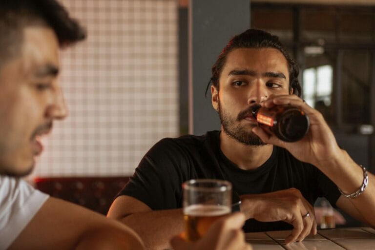 homens bebendo cerveja para representar os efeitos psicológicos do álcool