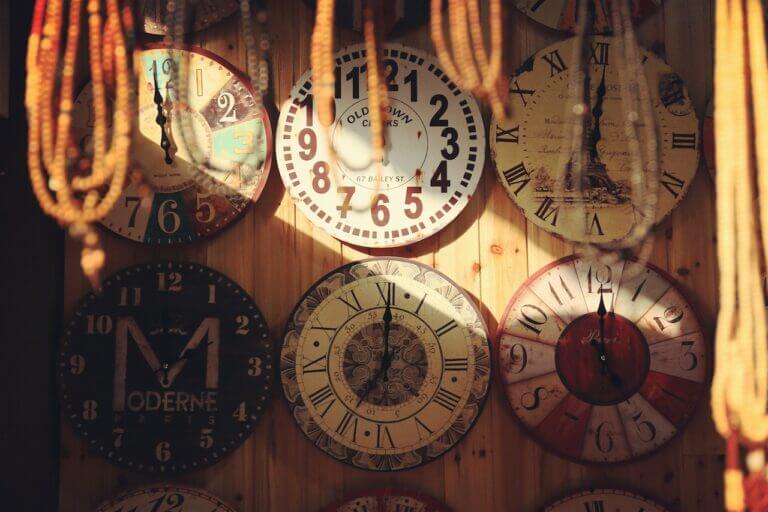 vários relógios que exemplificam os diversos cronotipos