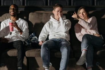 amigos assistindo a um flme no cinema
