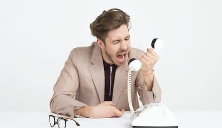 homem gritando no telefone por causa do imediatismo